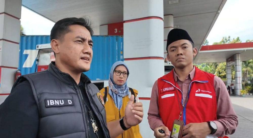 Kasubnit 1 Tindak Pidana Tertentu (Tipidter) Satuan Reserse Kriminal (Satreskrim) Polrestabes Semarang, Iptu Ibnu Dediyatno (kiri) saat sidak di SPBU Pertamina di Semarang. (Dok. Pertamina)