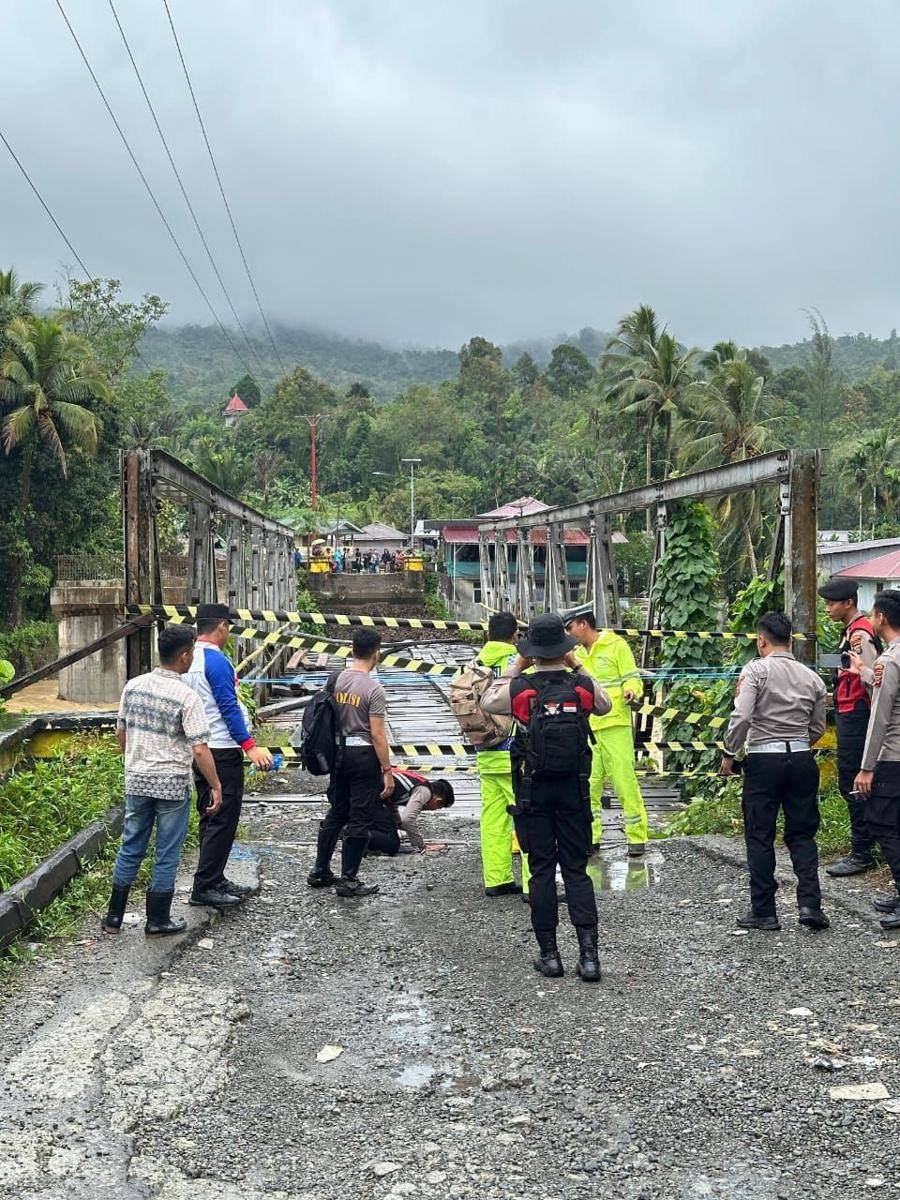 Jembatan Noyo, penghubung utama antara Kabupaten Nias Barat, Kabupaten Nias, dan Kota Gunungsitoli terputus  karena  diterjang  banjir, Rabu (5/3/2025).  (Dok Polres Nias)