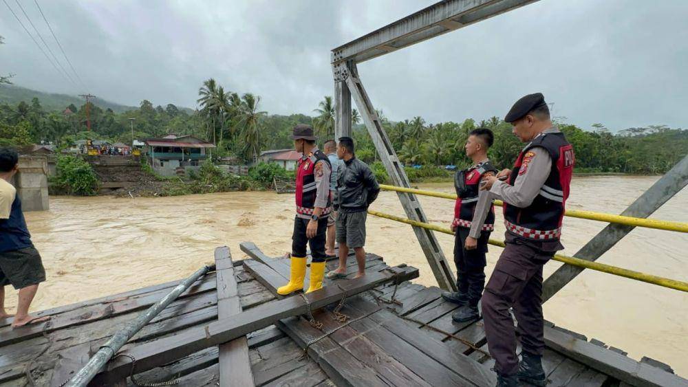 Jembatan Noyo, penghubung utama antara Kabupaten Nias Barat, Kabupaten Nias, dan Kota Gunungsitoli terputus  karena  diterjang  banjir, Rabu (5/3/2025).  (Dok Polres Nias)