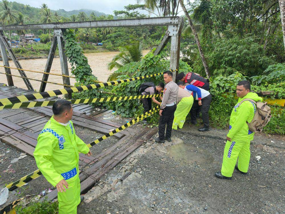 Jembatan Noyo, penghubung utama antara Kabupaten Nias Barat, Kabupaten Nias, dan Kota Gunungsitoli terputus  karena  diterjang  banjir, Rabu (5/3/2025).  (Dok Polres Nias)