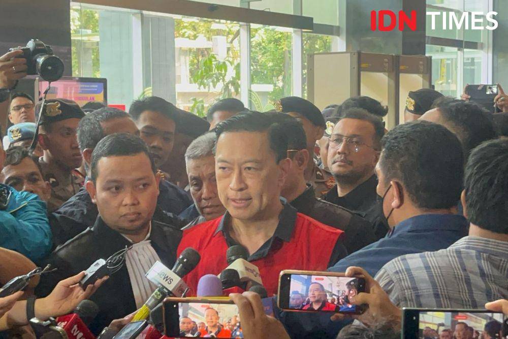 Mantan Menteri Perdagangan Thomas Trikasih Lembong atau Tom Lembong usai jalani sidang pada Kamis (6/3/2025). (IDN Times/Aryodamar)