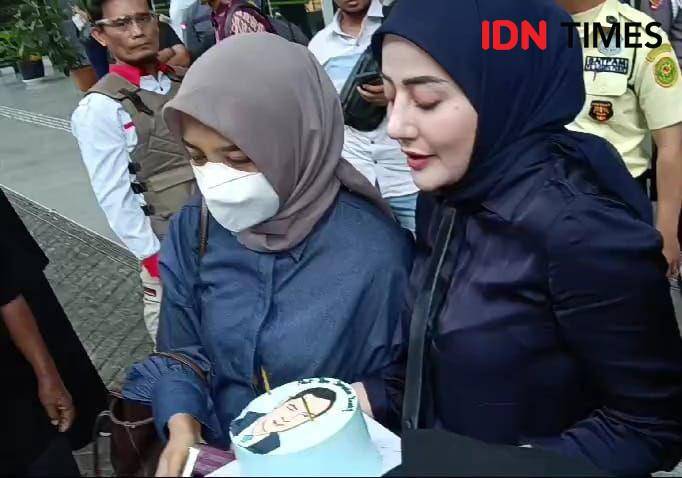 Simpatisan membawa kue ulang tahun untuk eks Menteri Perdagangan Tom Lembong di PN Jakarta Pusat, Kamis (6/3/2025). (IDN Times/Aryodamar).