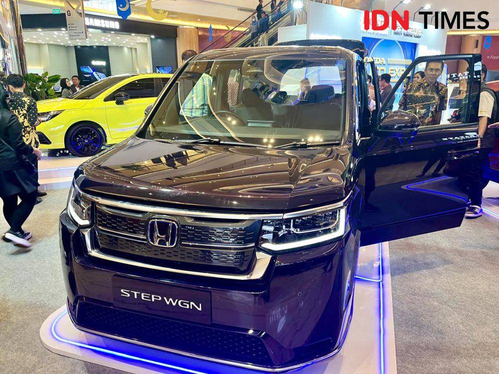 Honda Semarang Center mengenalkan kendaraan hybrid terbarunya, yakni Honda STEP WGN e:HEV pada kegiatan Honda Auto Expo 2025 di Queen City Mal Semarang, 5-10 Maret 2025. (IDN Times/Anggun Puspitoningrum)