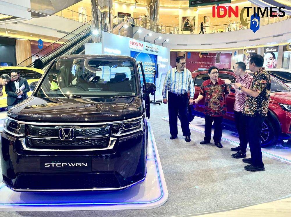 Honda Semarang Center mengenalkan kendaraan hybrid terbarunya, yakni Honda STEP WGN e:HEV pada kegiatan Honda Auto Expo 2025 di Queen City Mal Semarang, 5-10 Maret 2025. (IDN Times/Anggun Puspitoningrum)