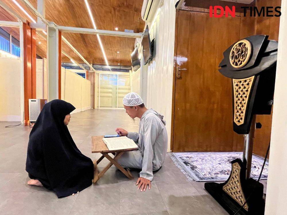 Masjid Achmad bin Adenan di Jalan MH Thamrin No 93, Kota Semarang unik karena terbuat dari kontainer peti kemas. (IDN Times/Anggun Puspitoningrum)