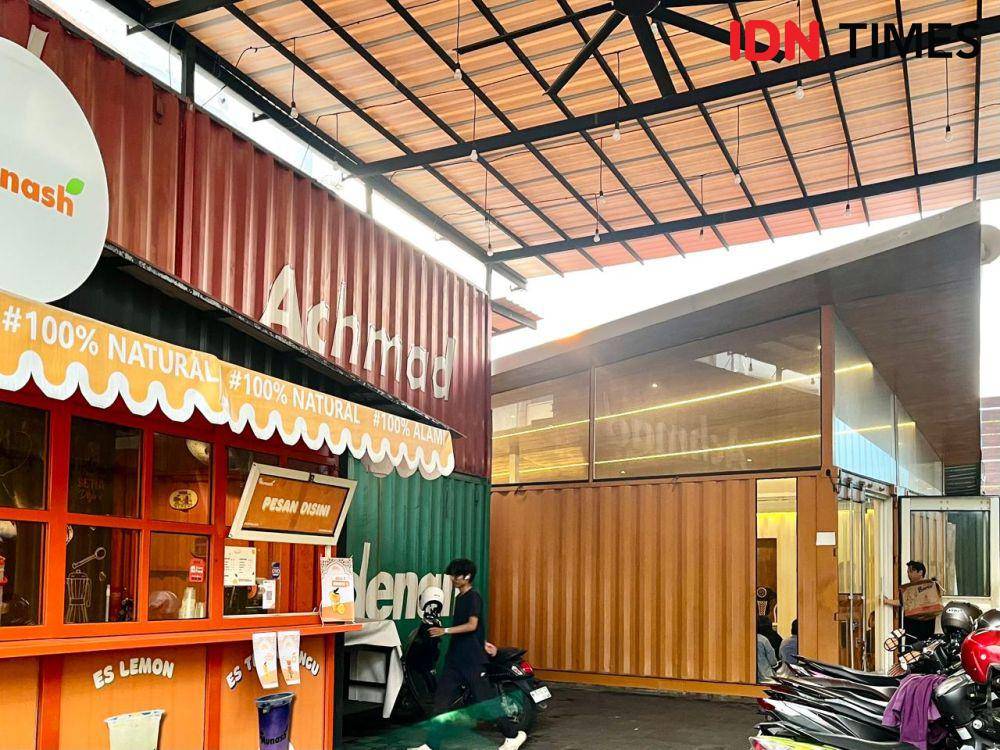 Masjid Achmad bin Adenan di Jalan MH Thamrin No 93, Kota Semarang unik karena terbuat dari kontainer peti kemas. (IDN Times/Anggun Puspitoningrum)