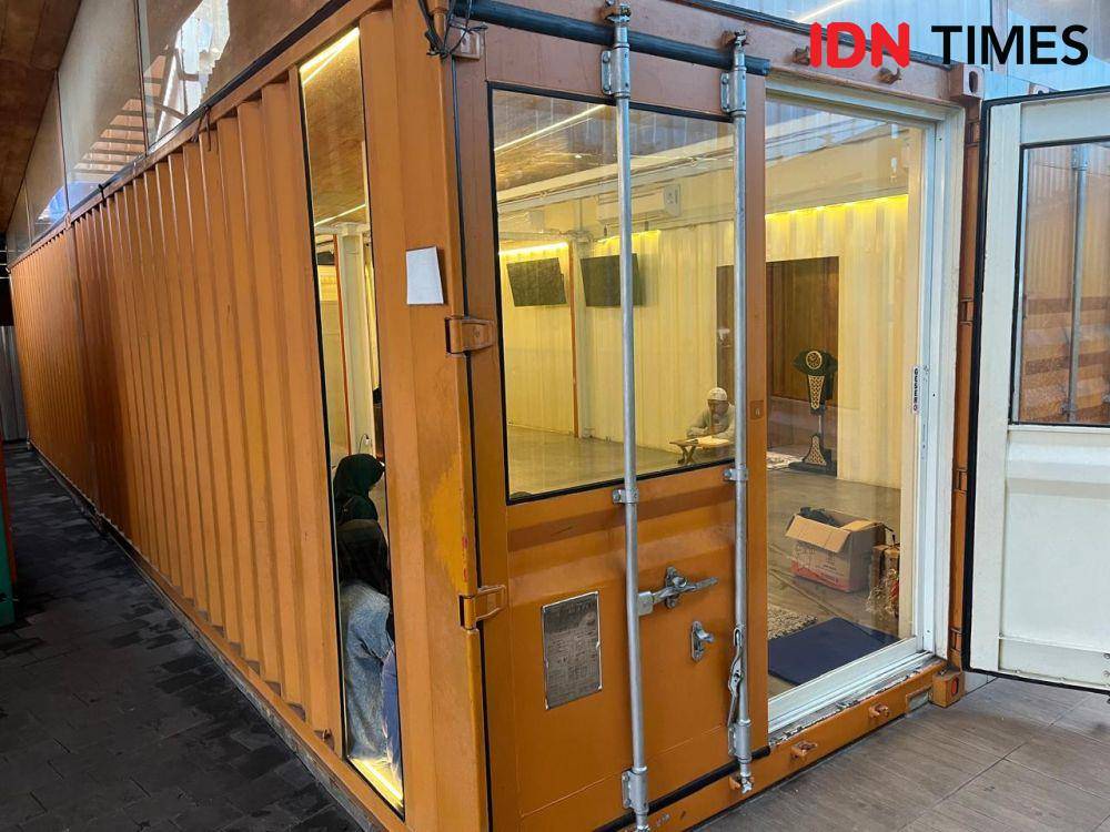 Masjid Achmad bin Adenan di Jalan MH Thamrin No 93, Kota Semarang unik karena terbuat dari kontainer peti kemas. (IDN Times/Anggun Puspitoningrum)