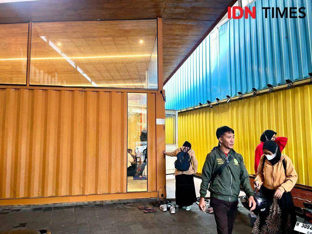Masjid Achmad bin Adenan di Jalan MH Thamrin No 93, Kota Semarang unik karena terbuat dari kontainer peti kemas. (IDN Times/Anggun Puspitoningrum)