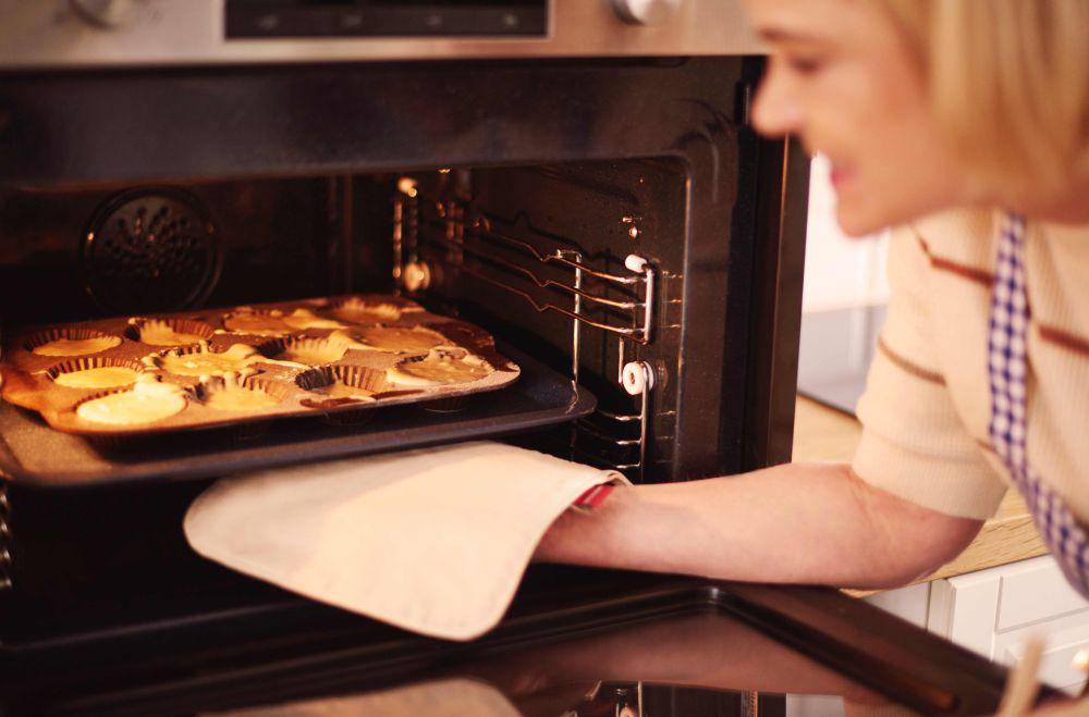 ilustrasi oven adonan (freepik.com/fgpointstudio)