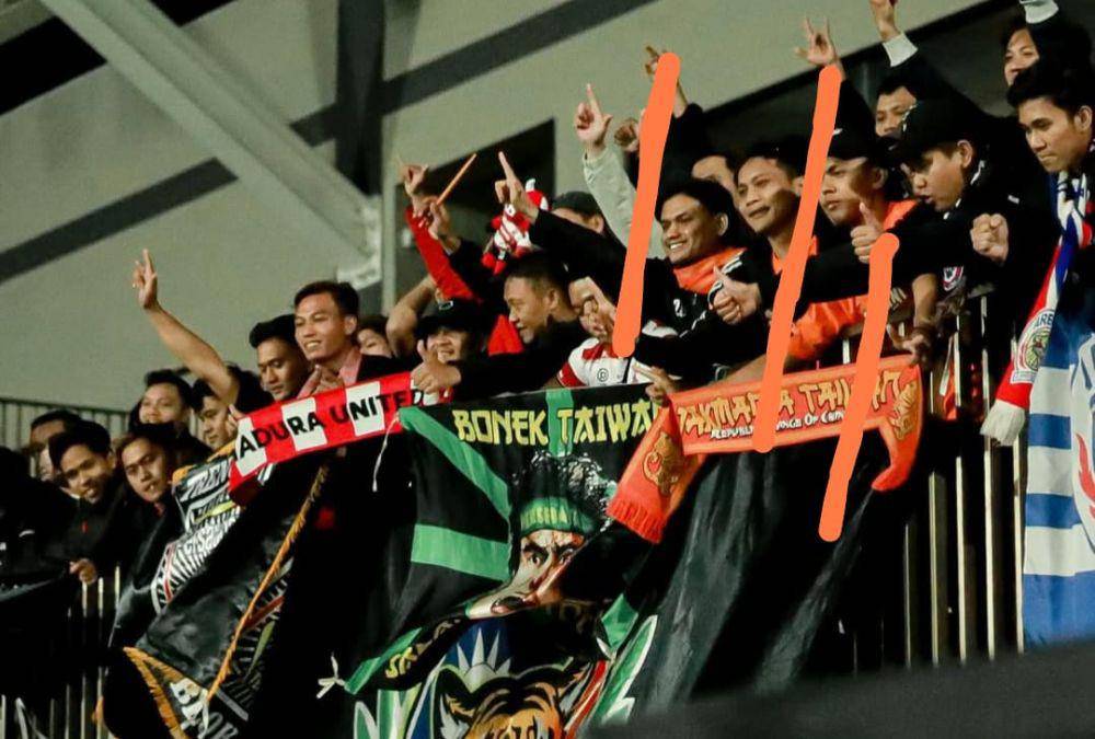 Sejumlah kelompok suporter klub Indonesia bersatu dukung Madura United. (Instagram/@maduraunited.fc).