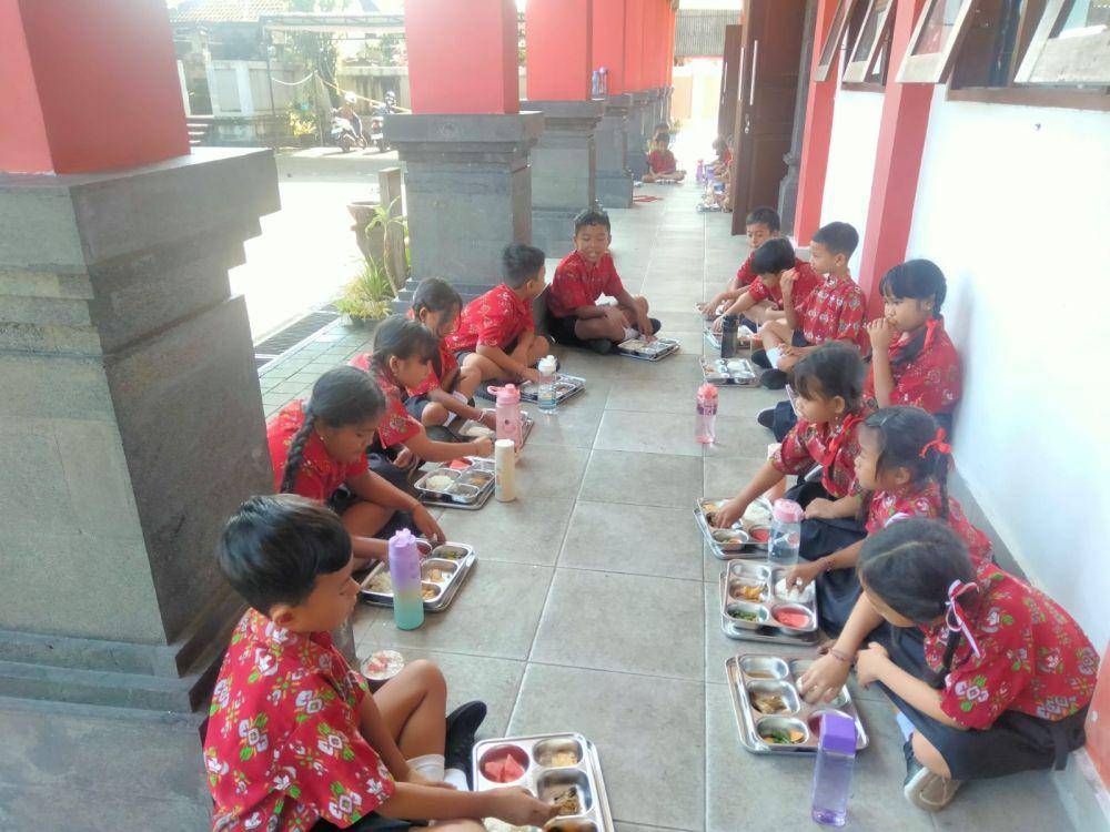 Para siswa SDN 2 Bantas menikmati menu MBG bersama-sama (Dok.IDNTimes/Istimewa)