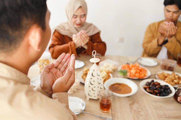 Ilustrasi doa sebelum buka bersama (freepik.com/Queenmoonlite Studio)