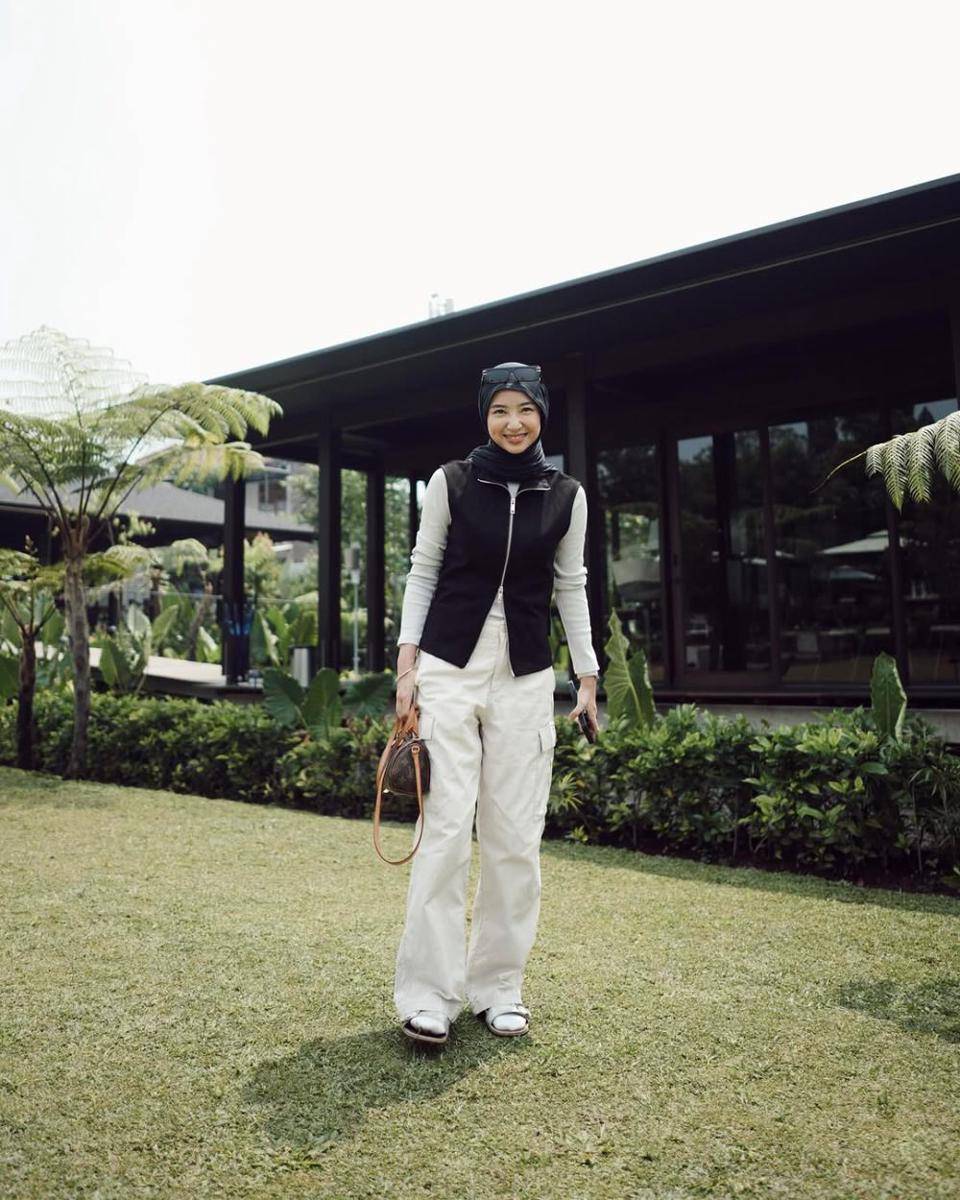 referensi gaya layering ala Ansellma Putri (instagram.com/ansellmaputri)