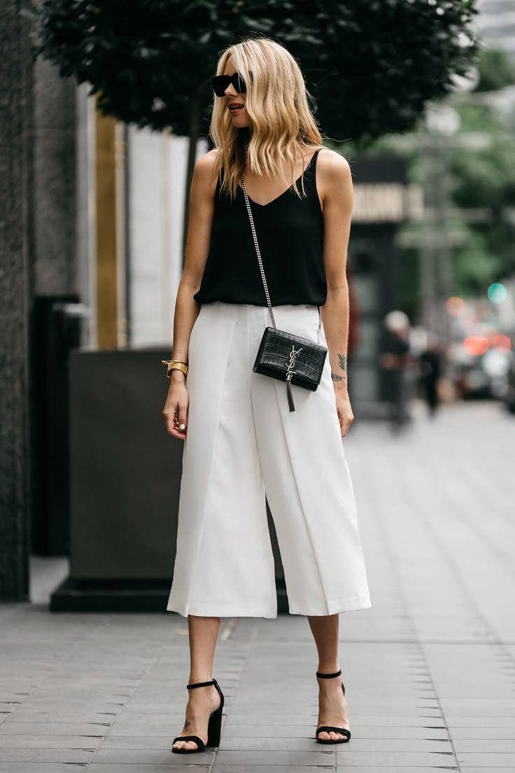 Ilustrasi wanita memakai ankle strap heels. (pinterest.com/Fashion Jackson)