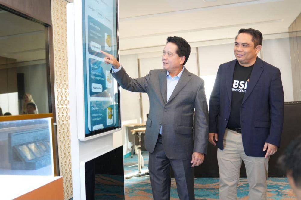 BSI Jadi Bank Emas, Dorong Pertumbuhan Ekonomi Nasional* Jakarta, 5 Maret 2025. Direktur Utama PT Bank Syariah Indonesia Tbk (BSI) Hery Gunardi didampingi Direktur Sales & Distribution BSI Anton Sukarna menunjukkan layanan Bank Emas diantaranya BSI Emas Digital, BSI Gold dan layanan cetak emas melalui ATM Emas. Bank Emas menjadi new game changer bagi BSI untuk mengelola dan mengoptimalkan ekosistem dan bisnis emas guna mendorong pertumbuhan ekonomi nasional sesuai asta cita pemerintahan Prabowo-