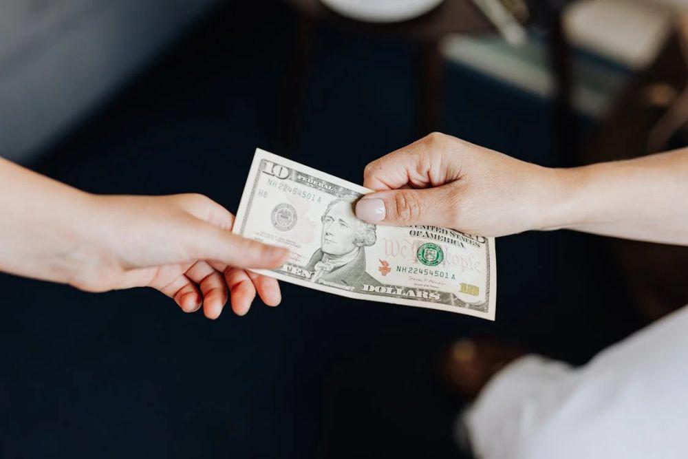 Apakah Tamu Hotel Perlu Memberikan Tip pada Staf Housekeeping?