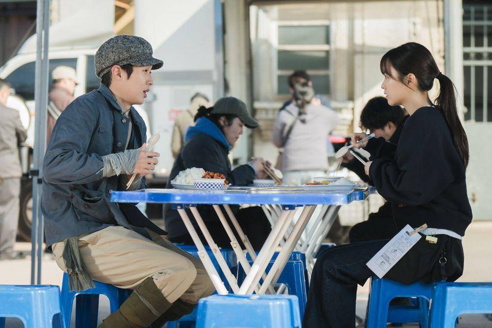 Potret Choi Woo Shik dan Park Bo Young dalam KDrama Melo Movie (instagram.com/netflixkr)