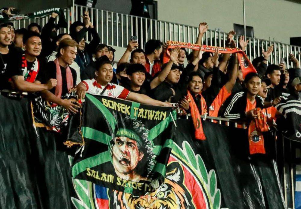 Sejumlah kelompok suporter klub Indonesia bersatu dukung Madura United. (Instagram/@maduraunited.fc).