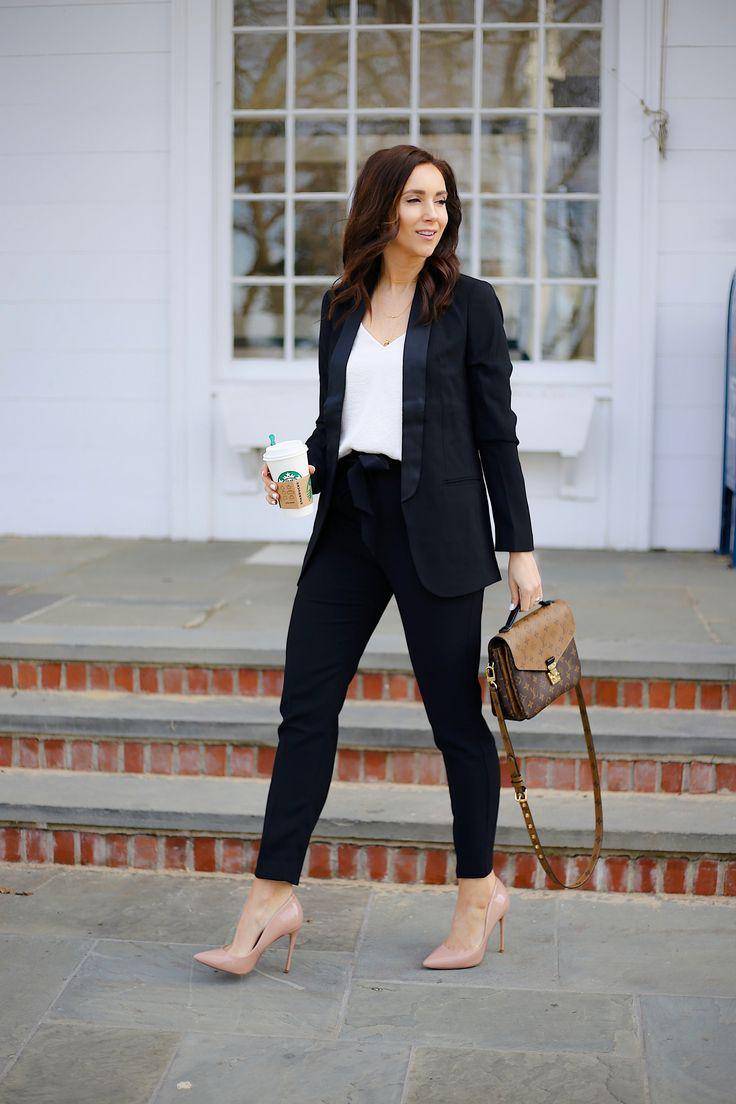 Ilustrasi wanita memakai pump heels. (pinterest.com/Fox Petite)