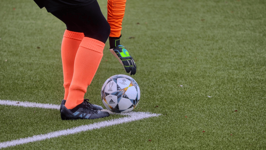 ilustrasi kiper dengan bola Liga Champions Eropa 