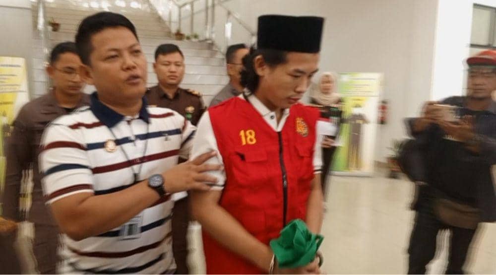 Tersangka Dewa Thomas dibawa dan ditahan Kejari Muara Enim (Dok: Kejari Muara Enim)