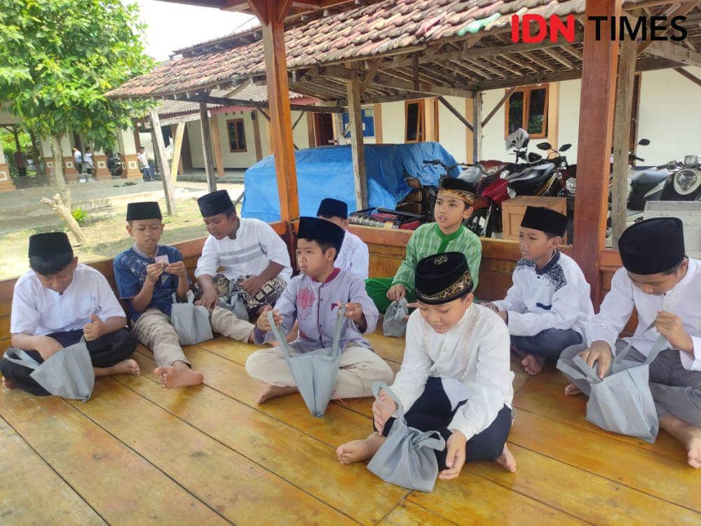 Siswa menerima empat butir telur puyuh, kurma, empat buah roti bolu, dan satu bungkus susu UHT. IDN Times/ Riyanto.
