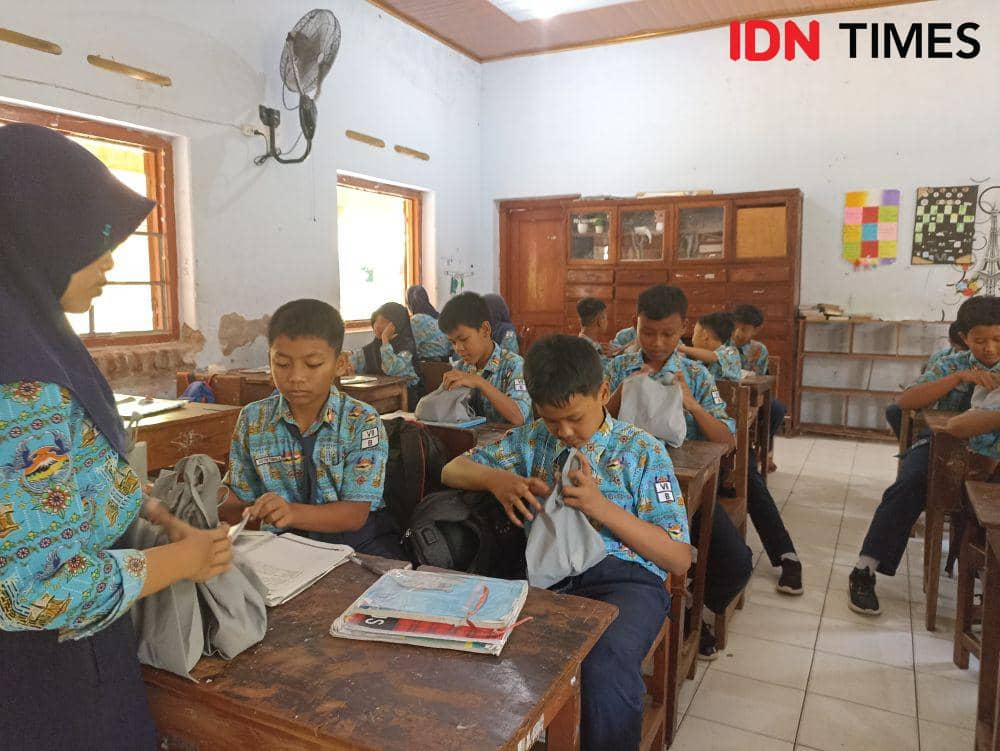 Siswa menerima empat butir telur puyuh, kurma, empat buah roti bolu, dan satu bungkus susu UHT. IDN Times/ Riyanto.