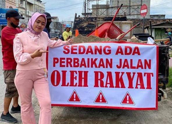Gerakan perbaikan jalan swadaya masyarakat di Kabupaten Pringsewu. (Instagram/@atu.erika).