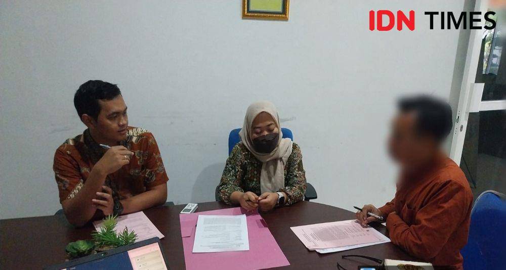 Foto tersangka HJ saat diperiksa JPU Kejari Bima (Dok/Kejari Bima)