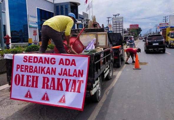 Viral! Warga Pringsewu Rela Rogoh Kocek Pribadi Perbaiki Jalan Rusak