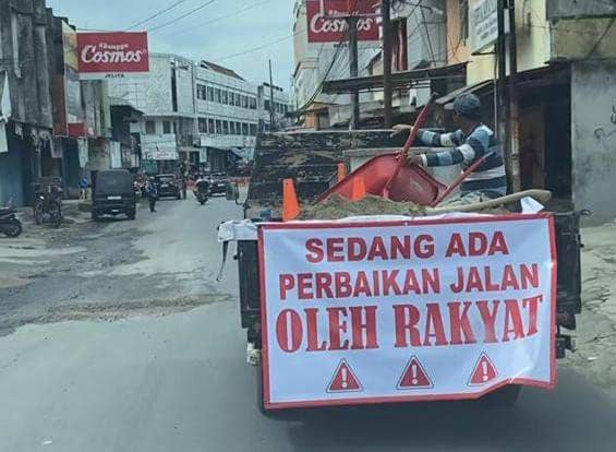 Gerakan perbaikan jalan swadaya masyarakat di Kabupaten Pringsewu. (Instagram/@atu.erika).