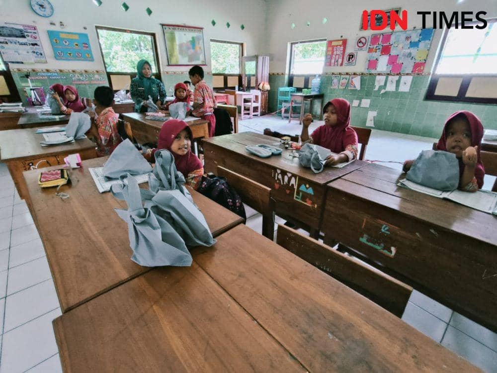 Siswa menerima empat butir telur puyuh, kurma, empat buah roti bolu, dan satu bungkus susu UHT. IDN Times/ Riyanto.