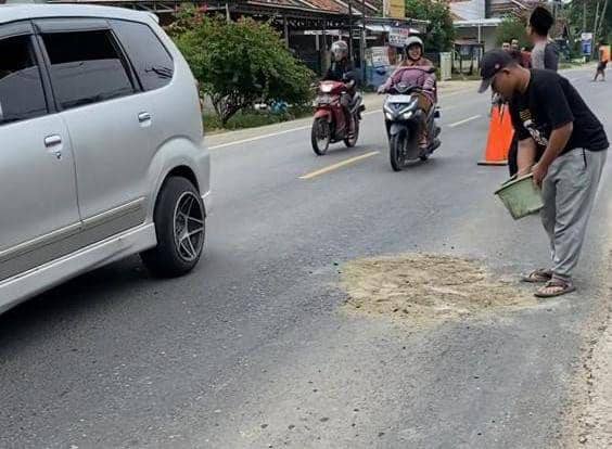 Gerakan perbaikan jalan swadaya masyarakat di Kabupaten Pringsewu. (Instagram/@atu.erika).