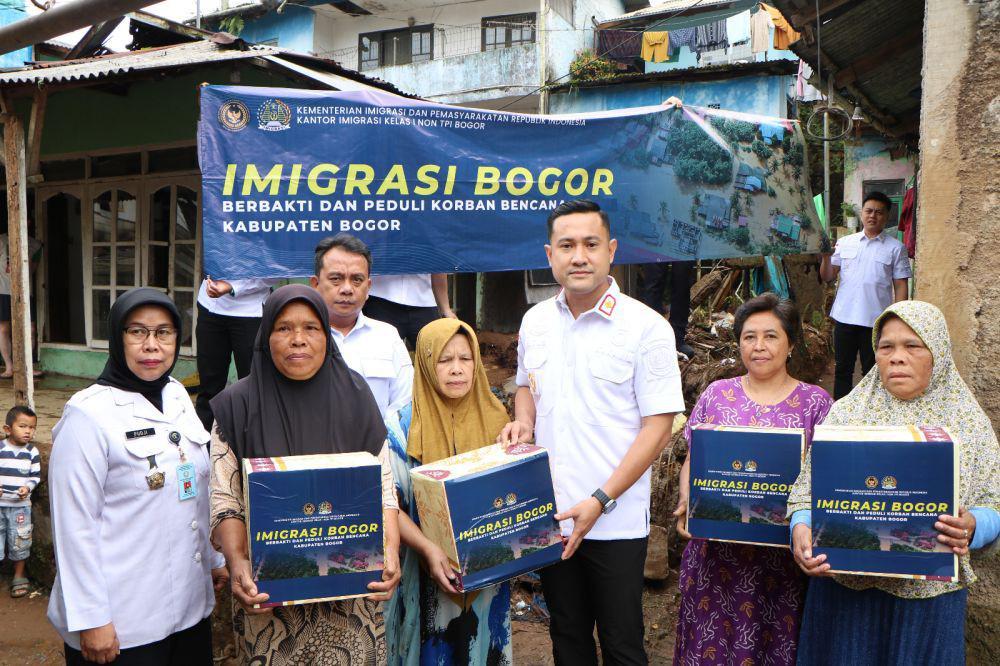 Korban Banjir Bandang Puncak Dapat Bantuan Sembako