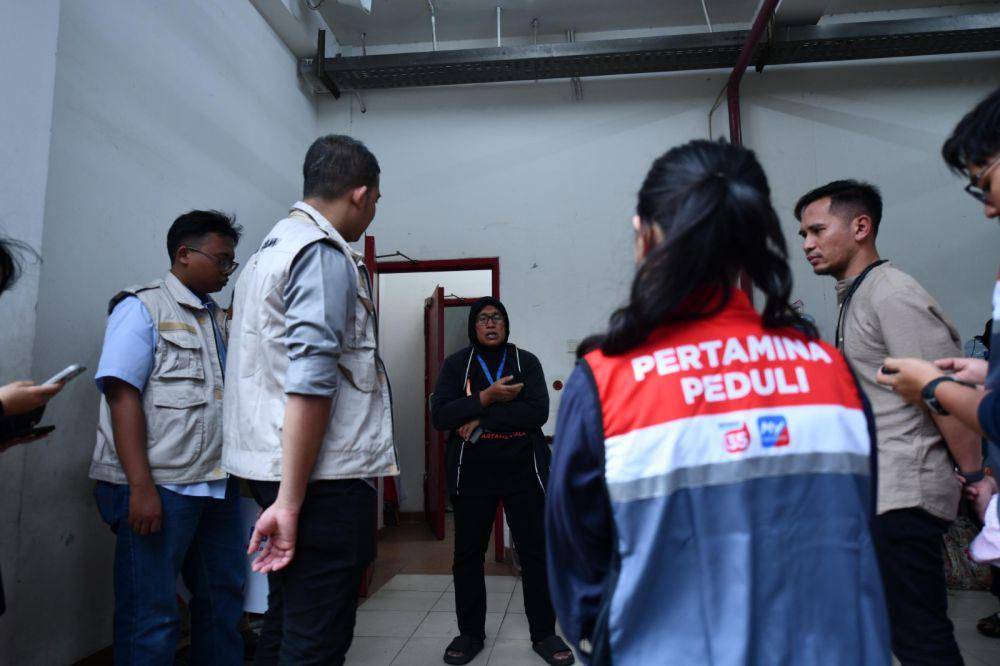 PT Pertamina (Persero) melalui Pertamina Peduli menyerahkan bantuan untuk warga di GOR Pengadegan berupa air minum, perlengkapan bayi, perlengkapan kebersihan, selimut, tempat tidur, makanan dan minuman instan (roti, biskuit, dan susu). (Dok. Pertamina)