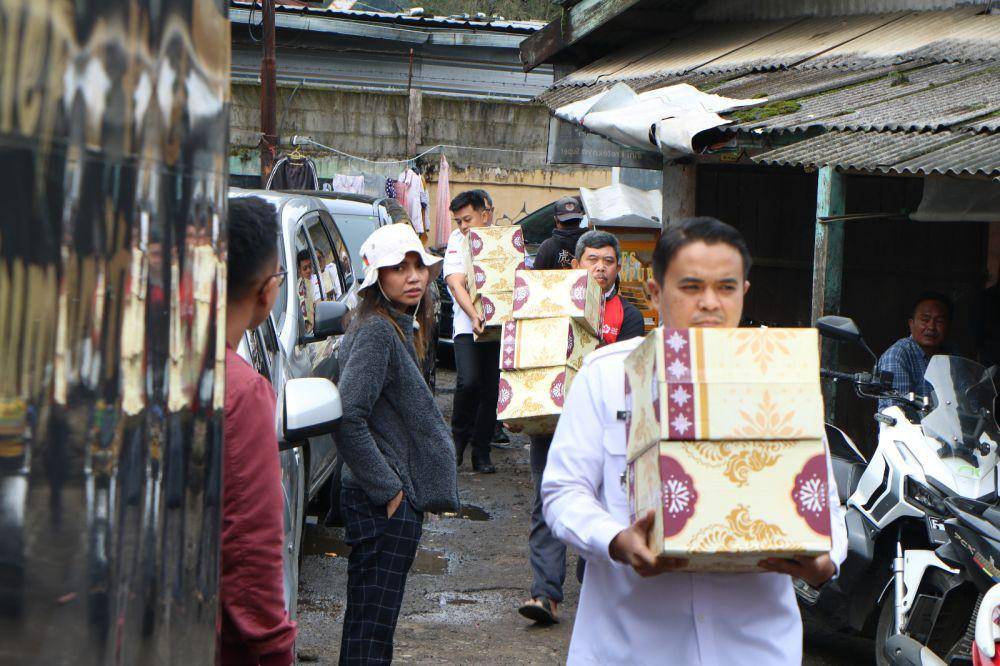 Imigrasi salurkan sembako ke korban banjir bandang Puncak Bogor, Jumat (7/3/2025). (Imigrasi Bogor).