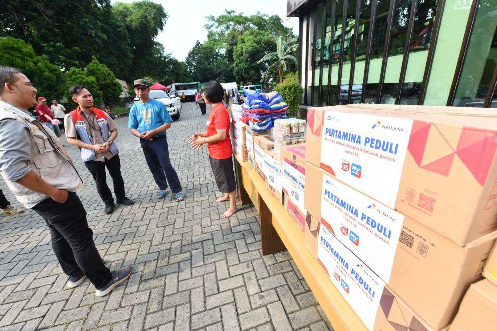 PT Pertamina (Persero) melalui Pertamina Peduli menyerahkan bantuan untuk warga di GOR Pengadegan berupa air minum, perlengkapan bayi, perlengkapan kebersihan, selimut, tempat tidur, makanan dan minuman instan (roti, biskuit, dan susu). (Dok. Pertamina)