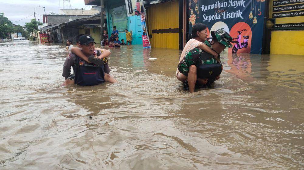 Anggota Kodam Jaya ketika membantu warga yang terdampak banjir di Jakarta pada pekan ini. (Dokumentasi Kodam Jaya)