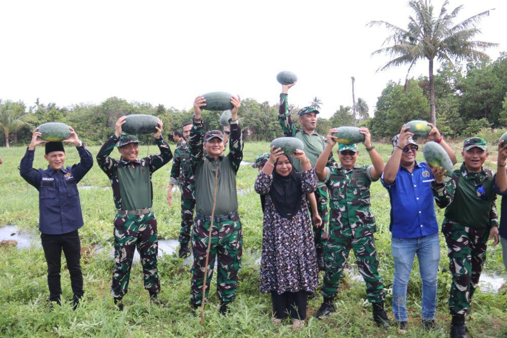 Pangkogabwilhan I Bersama PWI Kepri Panen Raya Semangka di Bintan