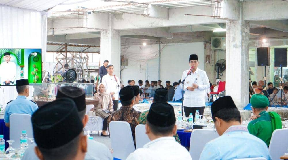 Wali Kota Medan Rico Tri Putra Bayu Waas berbuka puasa bersama masyarakat dan jamaah Masjid Muwahiddin, Kecamatan Medan Selayang (Dok. Diskominfo Medan)