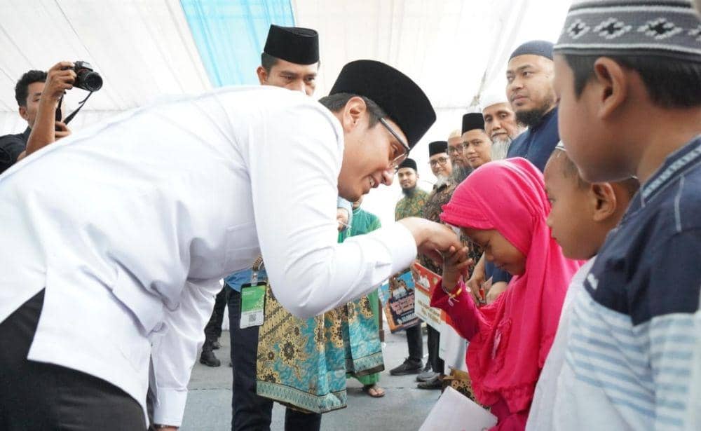 Wali Kota Medan Rico Tri Putra Bayu Waas berbuka puasa bersama masyarakat dan jamaah Masjid Muwahiddin, Kecamatan Medan Selayang (Dok. Diskominfo Medan)