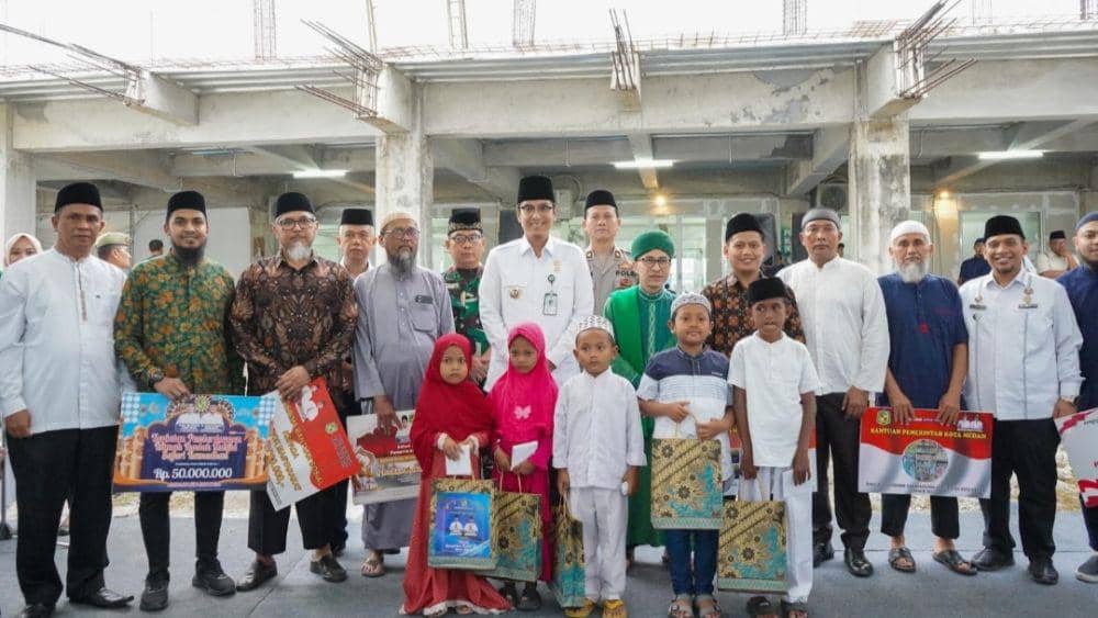 Wali Kota Medan Rico Tri Putra Bayu Waas berbuka puasa bersama masyarakat dan jamaah Masjid Muwahiddin, Kecamatan Medan Selayang (Dok. Diskominfo Medan)