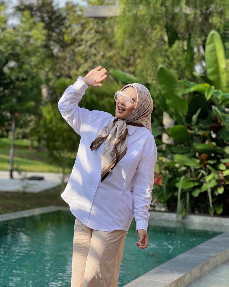 potret ide OOTD bergaya kasual versi colorful ala Zulin Aziz (instagram.com/zulinaziz)