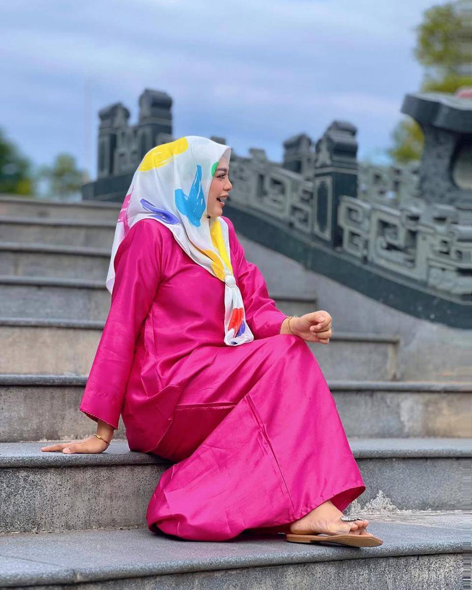 potret ide OOTD bergaya kasual versi colorful ala Zulin Aziz (instagram.com/zulinaziz)