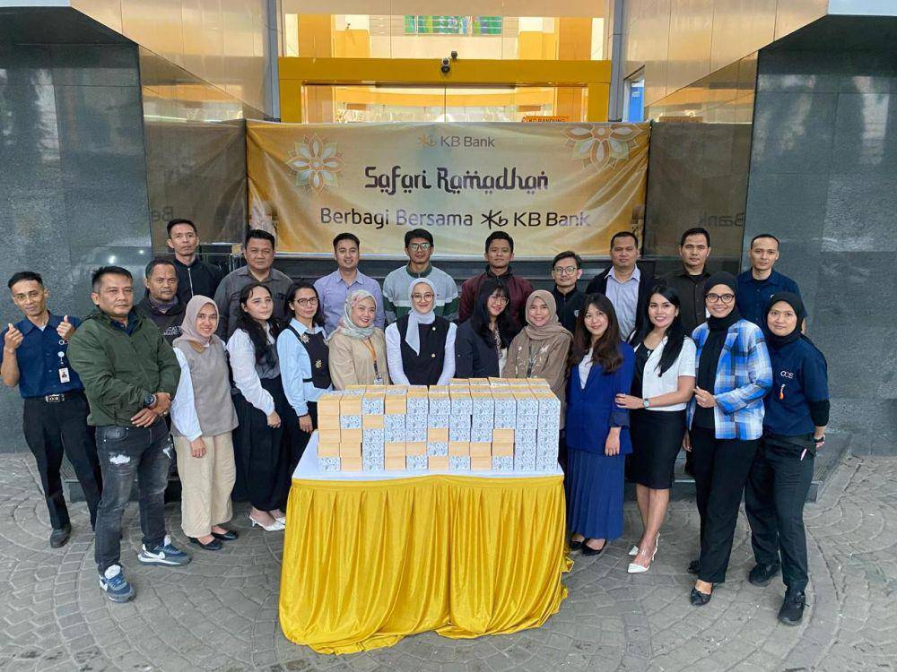 KB Bank kembali menunjukkan komitmennya terhadap masyarakat dengan menggelar program Corporate Social Responsibility (CSR) berbagi takjil di depan Kantor Cabang KB Bank Bandung. (dok. KB Bank)