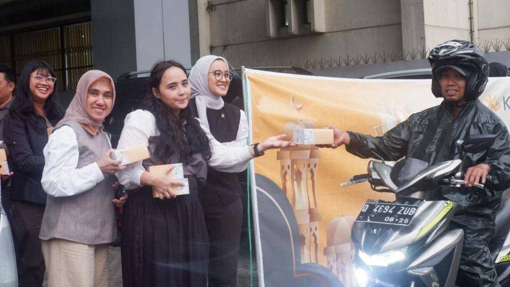 KB Bank kembali menunjukkan komitmennya terhadap masyarakat dengan menggelar program Corporate Social Responsibility (CSR) berbagi takjil di depan Kantor Cabang KB Bank Bandung. (dok. KB Bank)