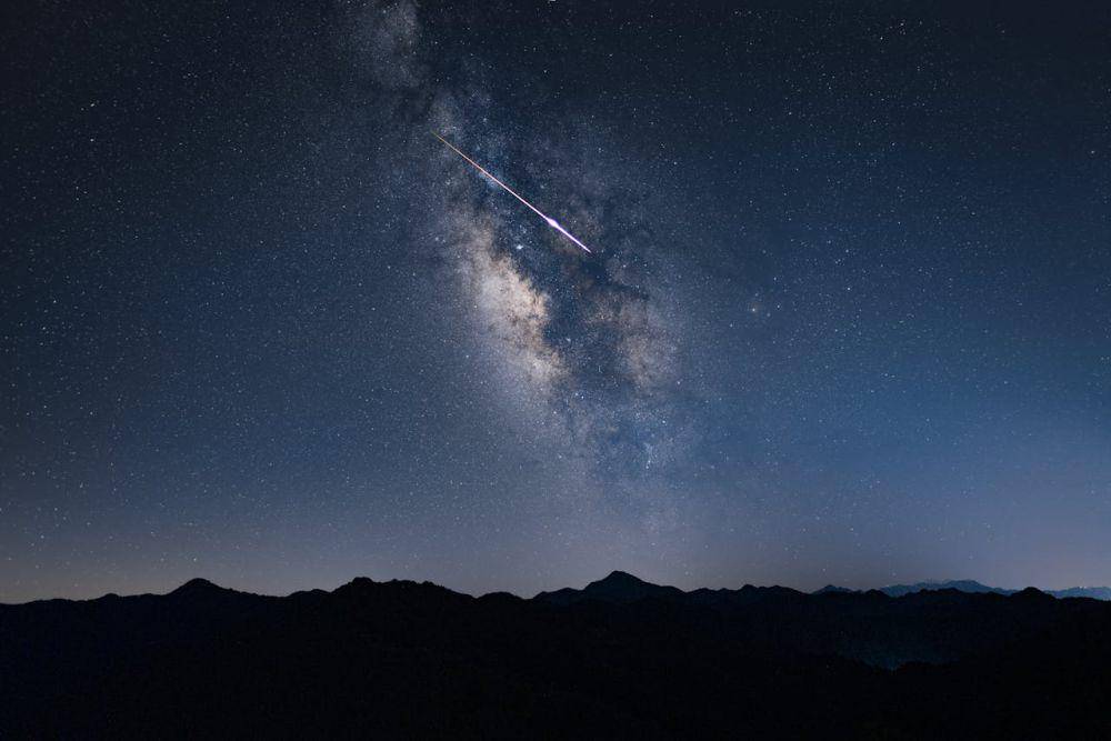 ilustrasi hujan meteor Gamma Normid (pexels.com/Mengliu Di)