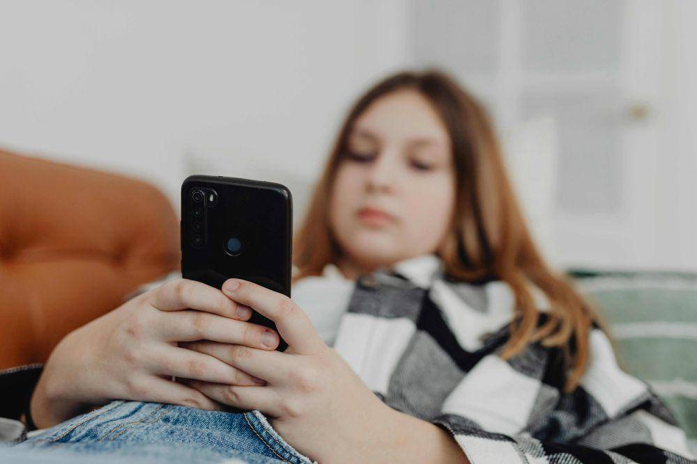 Ilustrasi rebahan sembari scrolling sosial media sebagai cara untuk lari dari pikiran (pexels.com/Kaboompics.com)