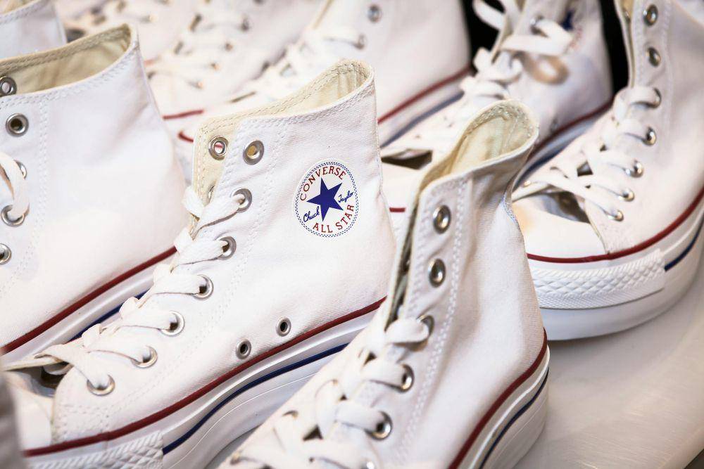 Ilustrasi sepatu putih (pexels.com/Terje Sollie)