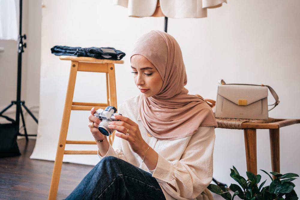 ilustrasi melihat kamera (pexels.com/PNW Production)